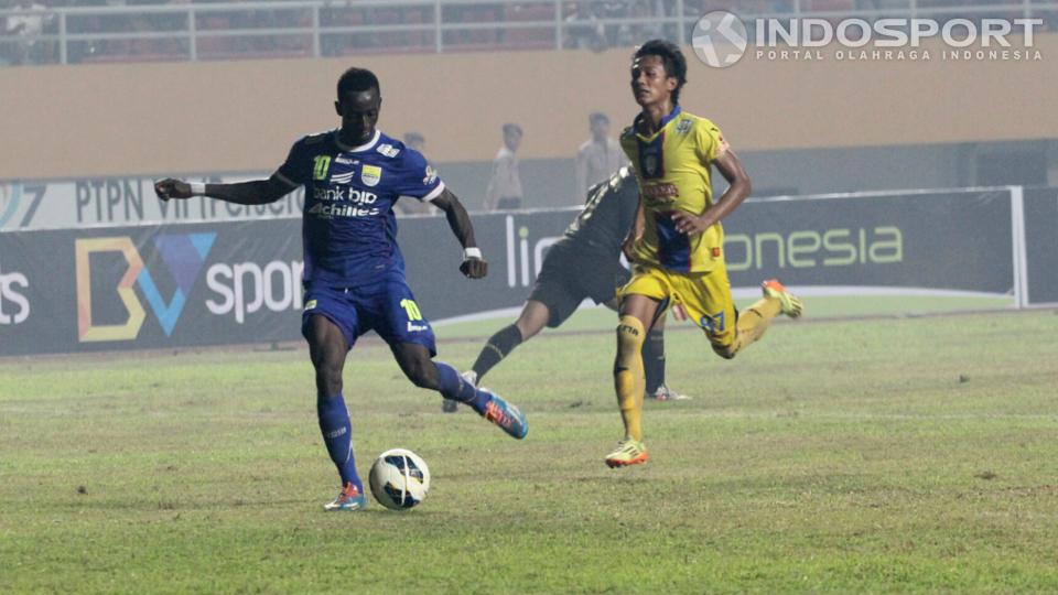 Aksi Makan Konate saat melesatkan gol ketiga bagi Persib Bandung. Konate berhasil memanfaatkan blunder yang dilakukan bek Arema Johan Ahmad Alfarizi.